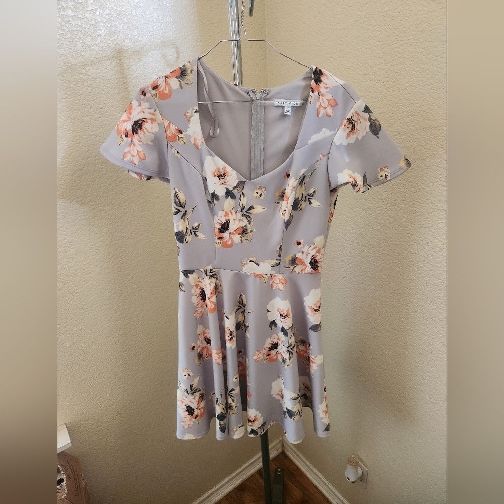 City Vibe Gray Floral Short Sleeve Dress
